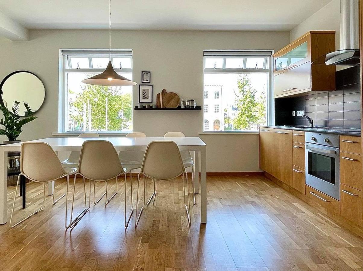 Day Dream Townhall Square Apartments อาคูเรย์รี ภายนอก รูปภาพ